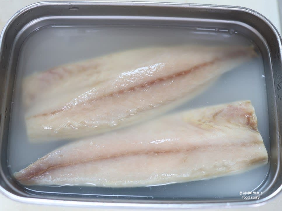 고등어를 깨끗이 씻고 쌀뜨물 700ml에 10~20분간 담가 비린내를 제거합니다.