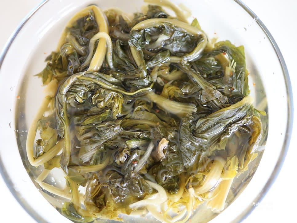 묵은 김치를 찬물에 담가 양념을 제거한 뒤 1시간 이상 담가 둡니다. 물기를 짜서 4컵 분량으로 준비합니다.