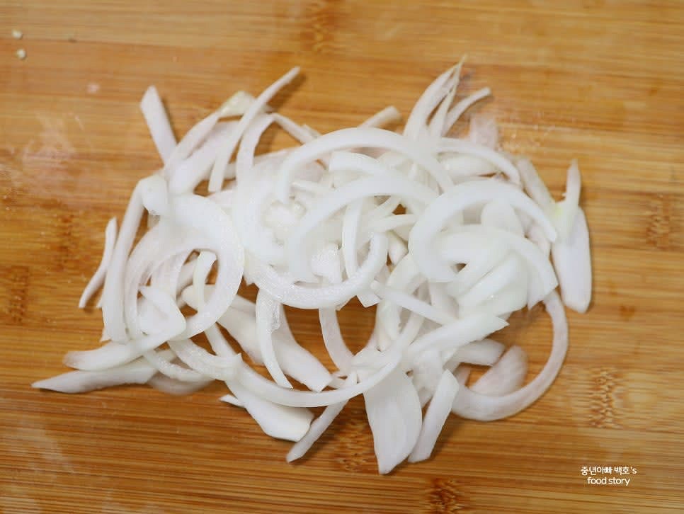 양파는 얇게 채 썰고, 대파와 청양고추는 송송 썰어 준비합니다.