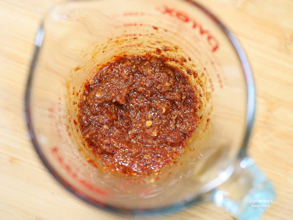 볼에 고춧가루 6T, 다진 마늘 2T, 황설탕 1T, 진간장 2T, 참기름 2T, 된장 2T를 넣고 물 1/2컵을 부어 잘 섞어 양념장을 만듭니다.