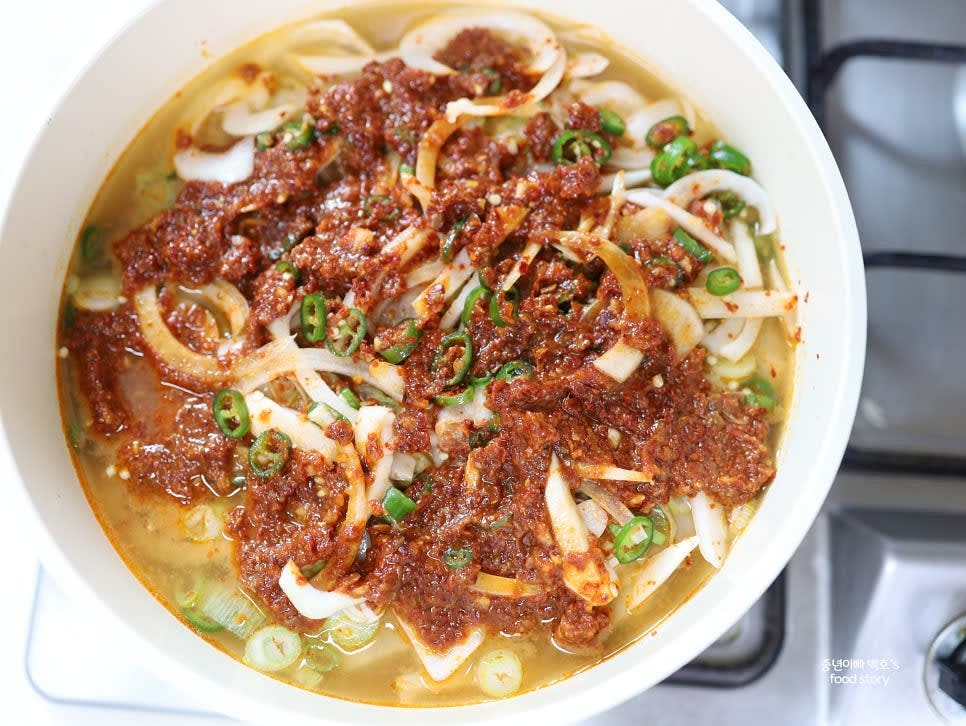 쌀뜨물 700ml를 부어 재료가 잠기도록 하고 준비한 양념장을 골고루 펴 줍니다.