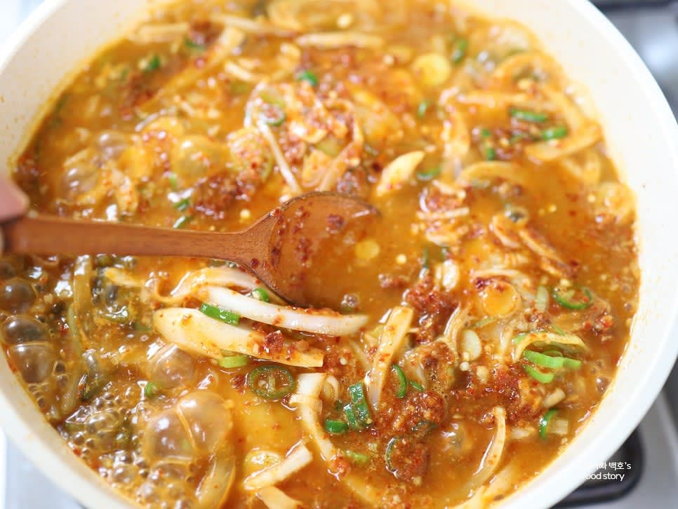 센 불에서 5분간 팔팔 끓인 뒤 중약 불로 줄여 20분간 졸여줍니다. 물이 부족하면 추가로 쌀뜨물을 더합니다.