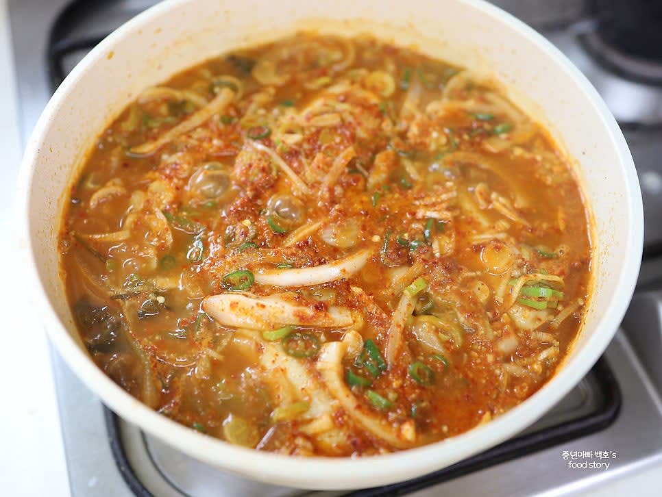 그릇에 담아 내어 완성합니다. 기호에 따라 감자나 무를 추가해도 좋습니다.