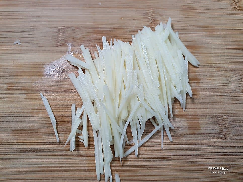 감자 큰 거 1알을 얇고 가늘게 채 썰어줍니다. 물에 담가 전분기를 제거하고, 물기를 뺍니다.