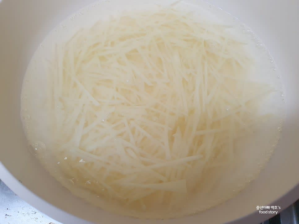 소금을 넣은 팔팔 끓는 물에 감자를 넣고 약 2분간 데쳐줍니다.