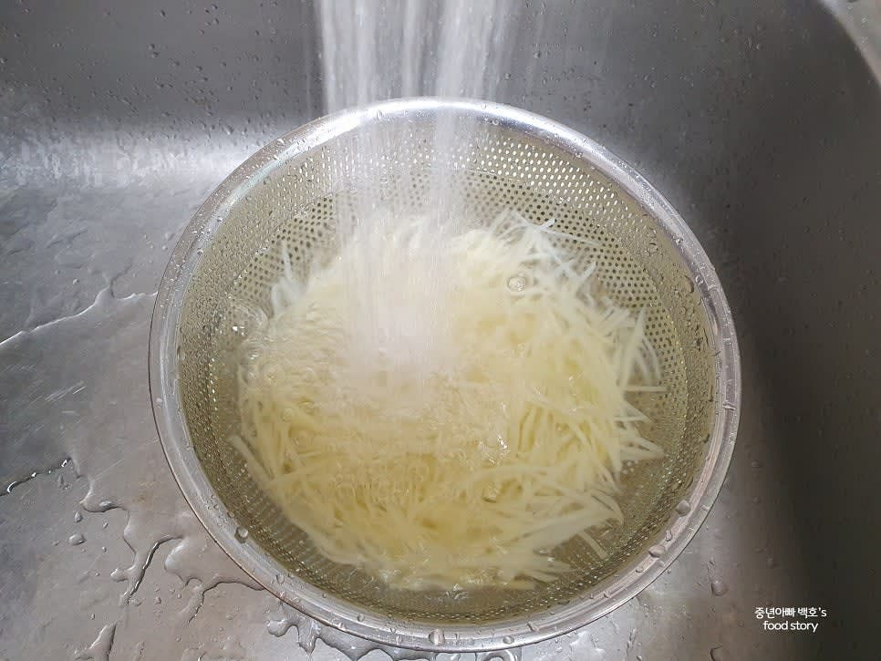 데친 감자를 찬물에 담가 잔열에서 익지 않도록 식힌 뒤, 흐르는 물에 전분기를 완전히 제거합니다.