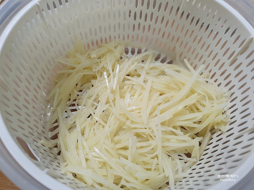 채반에 밭쳐 물기를 제거하고, 야채 탈수기를 활용해 남은 물기까지 완전히 제거합니다.