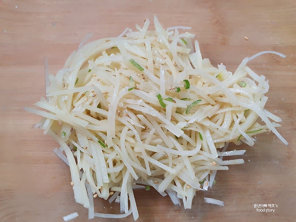 양념이 고르게 배이도록 무친 뒤, 그릇에 담아 완성합니다.