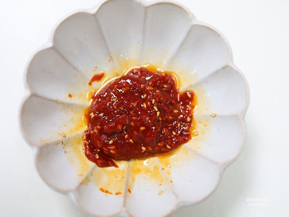 그릇에 고추장 1스푼, 참기름 1스푼, 통깨 1스푼을 넣고 잘 섞어 비빔밥 고추장 양념장을 만듭니다.