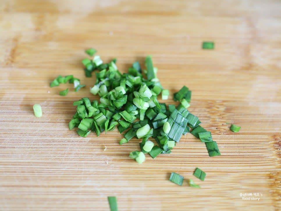 부추는 잘게 썰어 한 줌 (약 2스푼) 정도 준비합니다. 선택적으로 사용 가능합니다.