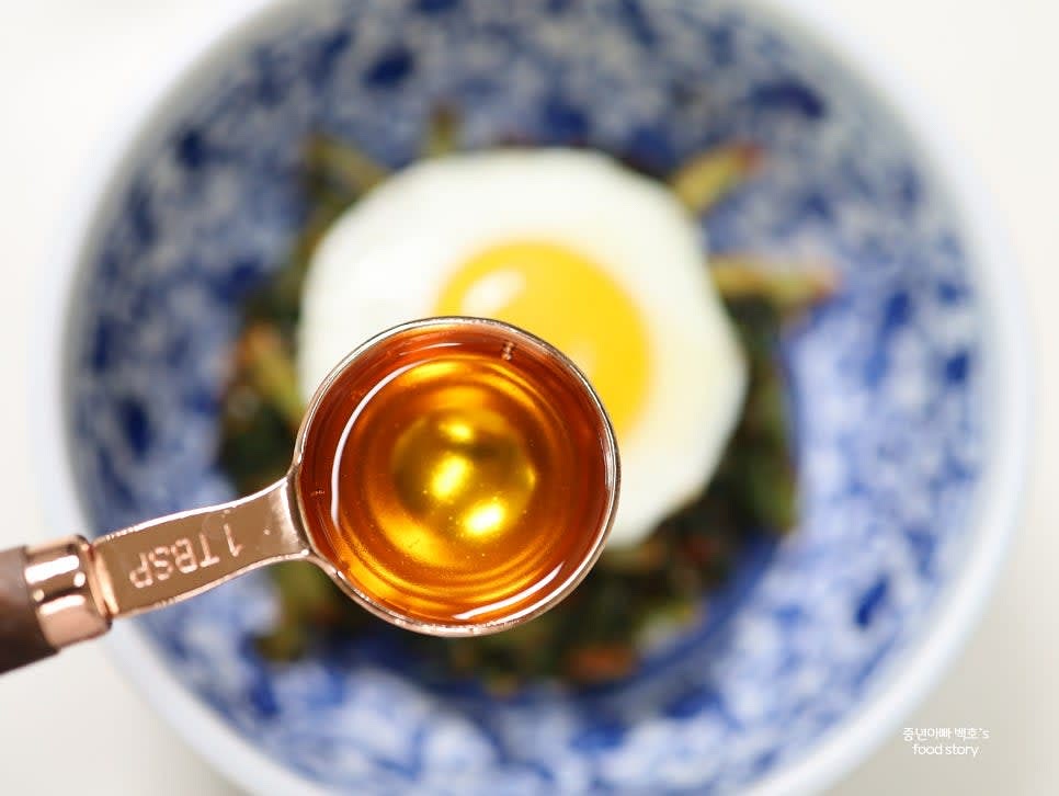 부추와 참기름 1스푼을 추가로 뿌리고 고추장 양념장을 올려줍니다.