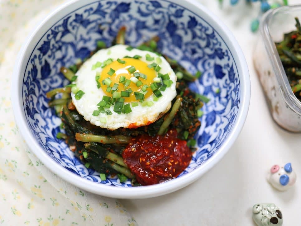 모든 재료를 고루 섞어 비빕니다. 부족한 양념은 기호에 따라 추가해 완성합니다.