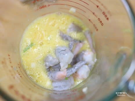 달걀 2알에 잘게 썬 대파, 새송이버섯, 새우를 넣고 소금 약간을 뿌려 잘 섞어 계란물을 준비합니다.