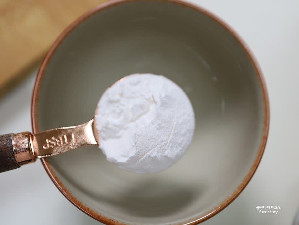 감자 전분 1수저와 물 2수저를 섞어 전분물을 만듭니다.