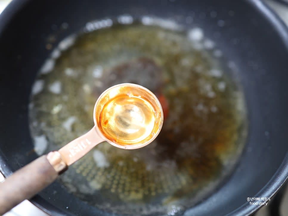 팬에 물 250ml를 넣고 미림 2스푼, 진간장 1스푼, 굴 소스 1스푼, 알룰로스 1/2스푼을 넣어 끓입니다.