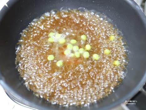 완두콩을 넣고 끓인 후 전분물을 조금씩 넣어 걸쭉한 상태로 소스를 만듭니다.