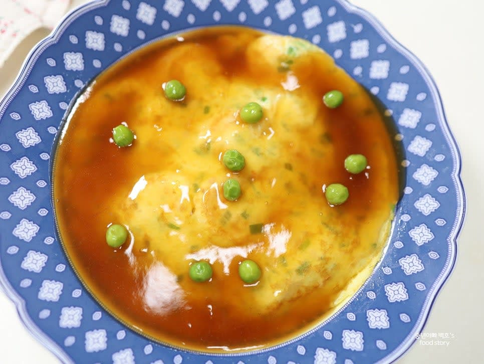 밥 한 공기에 계란을 올리고 소스를 부어 완성합니다.