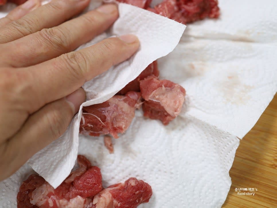 소고기 국거리 부위를 키친타월로 물기를 제거하고 먹기 좋은 크기로 네모 형태로 썰어줍니다.