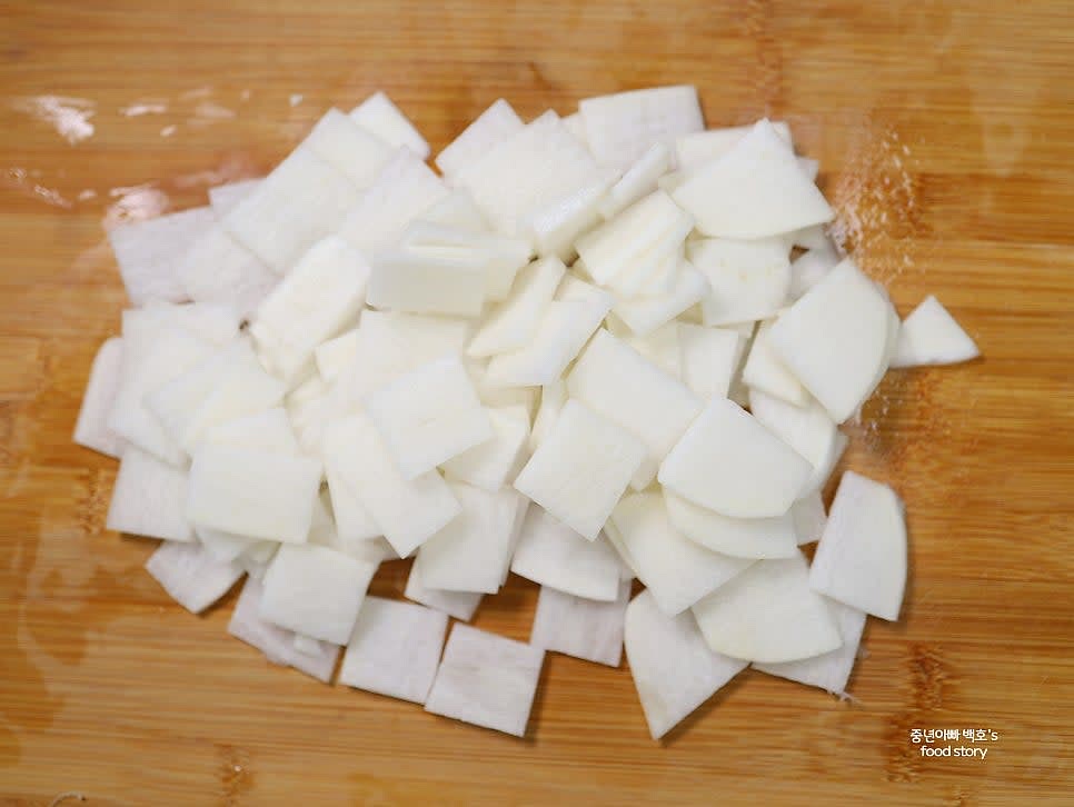 무는 나박 썰기로 두껍지 않게 썰고, 양파는 네모 형태로, 대파는 송송 썰어 준비합니다.