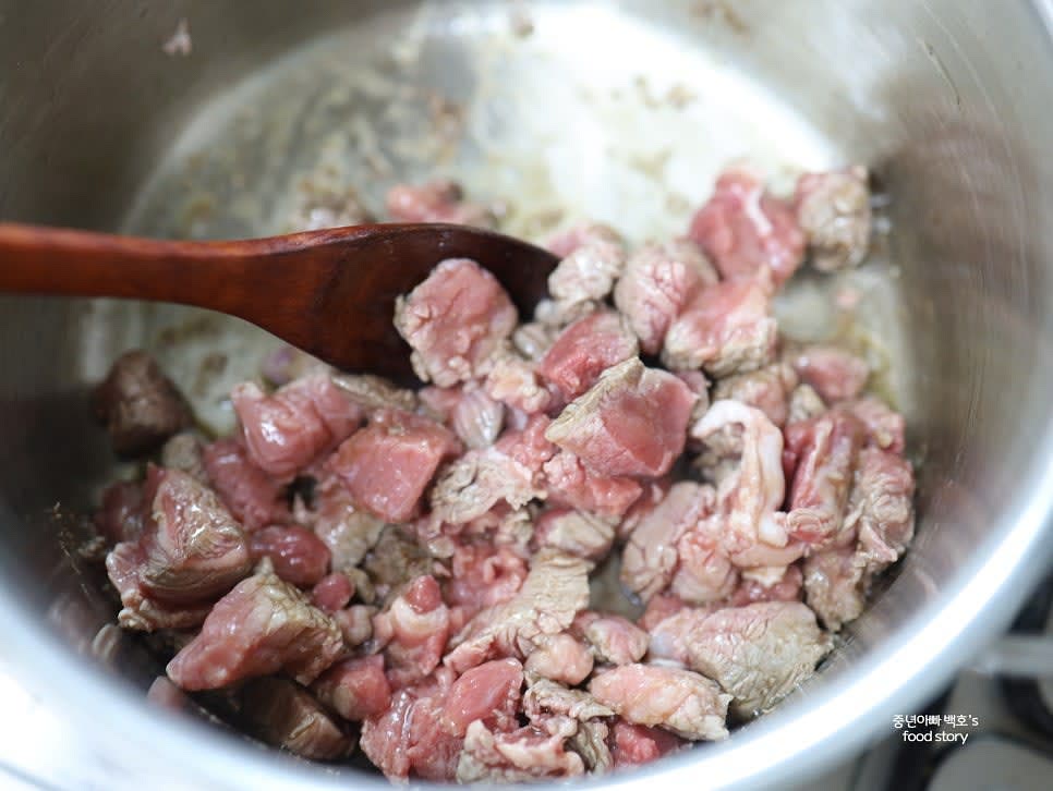 냄비를 달군 후 참기름 2스푼을 넣고 고기를 중불에서 2/3 정도 익도록 볶아줍니다.