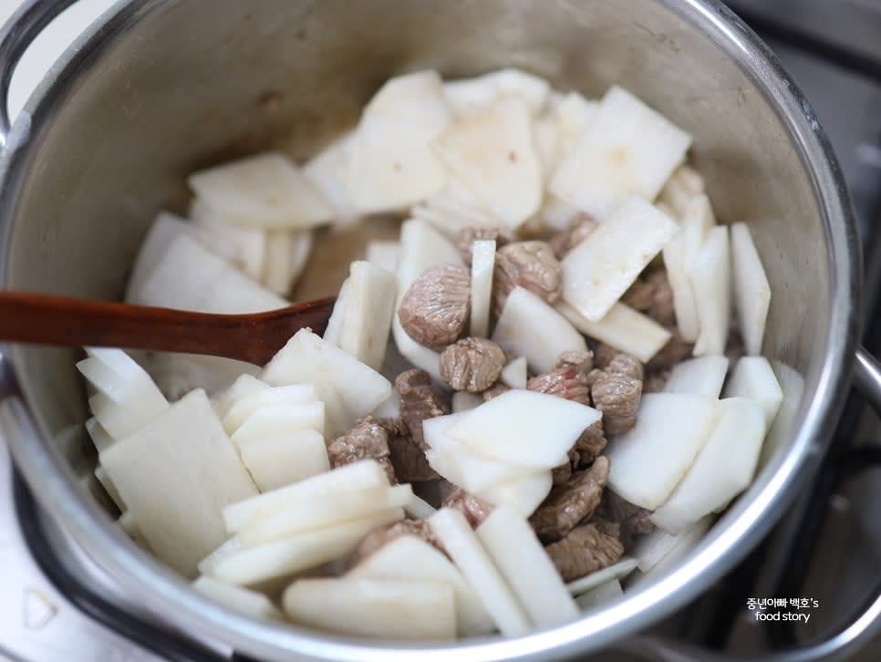 무를 넣고 투명해질 때까지 충분히 볶아줍니다.