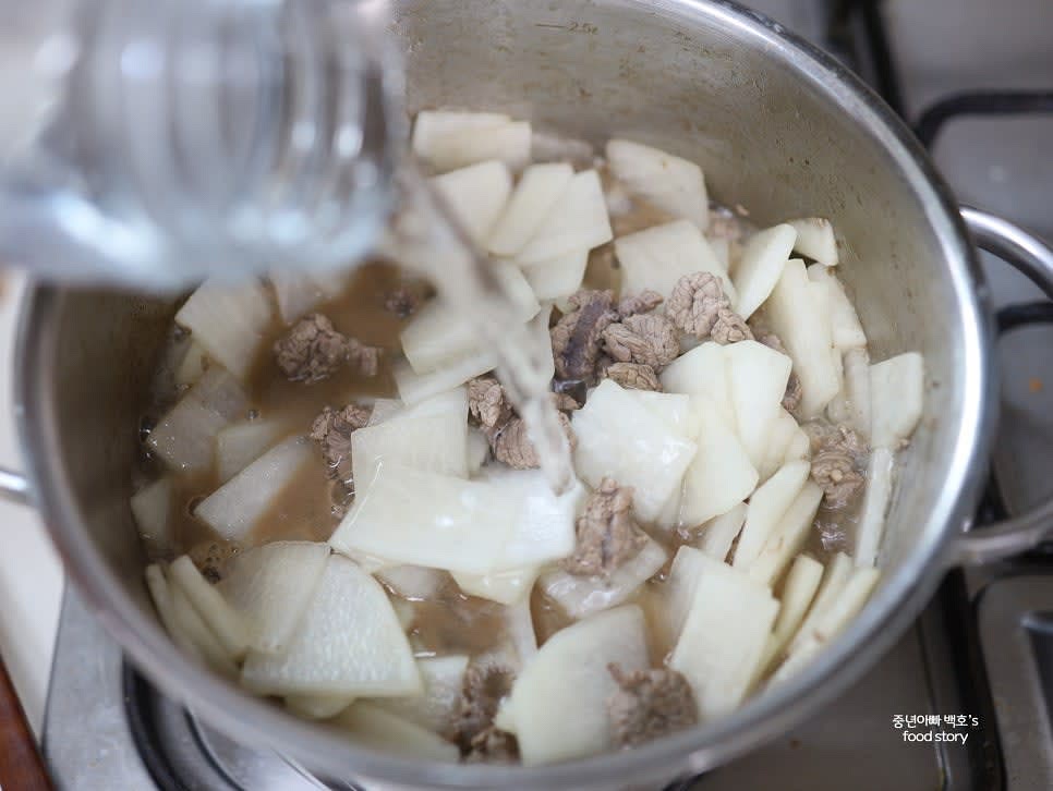 물 500ml를 자작하게 붓고 양파를 넣어 센 불에서 5분 정도 끓입니다.