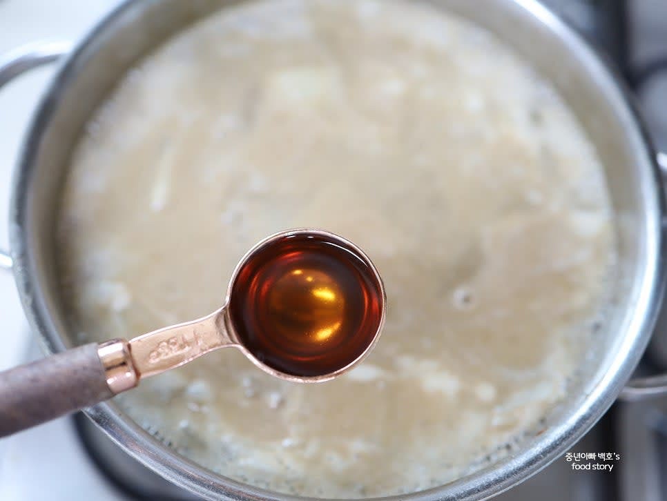 추가로 물 1리터를 부은 후, 다진 마늘 1스푼, 국간장 1스푼, 참치 액젓 2스푼을 넣고 센 불에서 끓입니다.