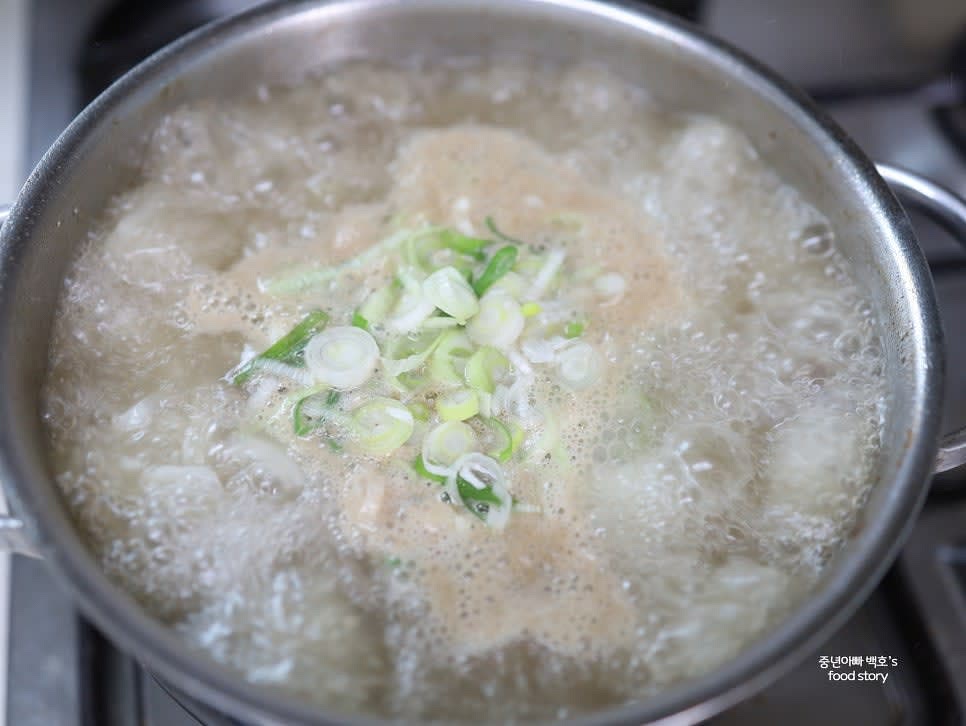 대파를 넣고 팔팔 끓인 후, 중약불로 낮추고 뚜껑을 닫아 20~30분간 뭉근하게 끓입니다.