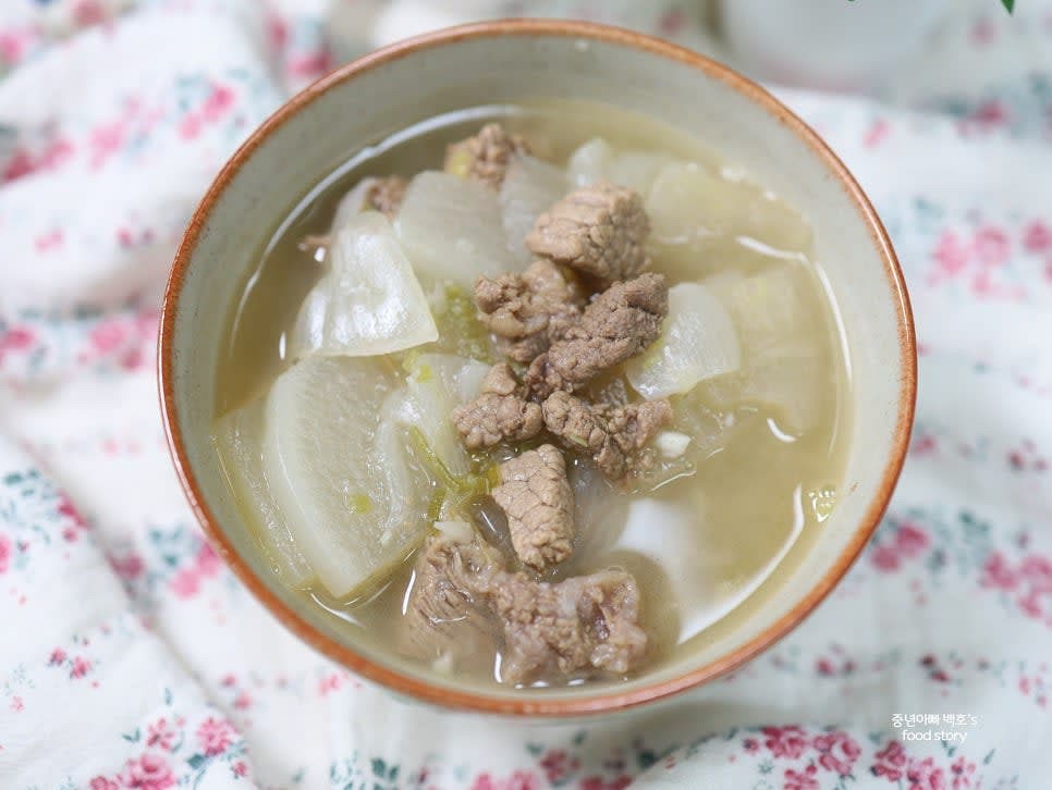 그릇에 담아 밥과 함께 따뜻하게 서빙합니다.