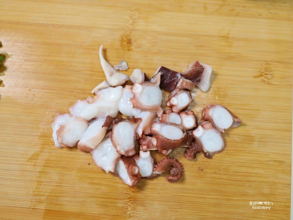 삶은 문어를 동그랗게 얇게 썰어 준비합니다.