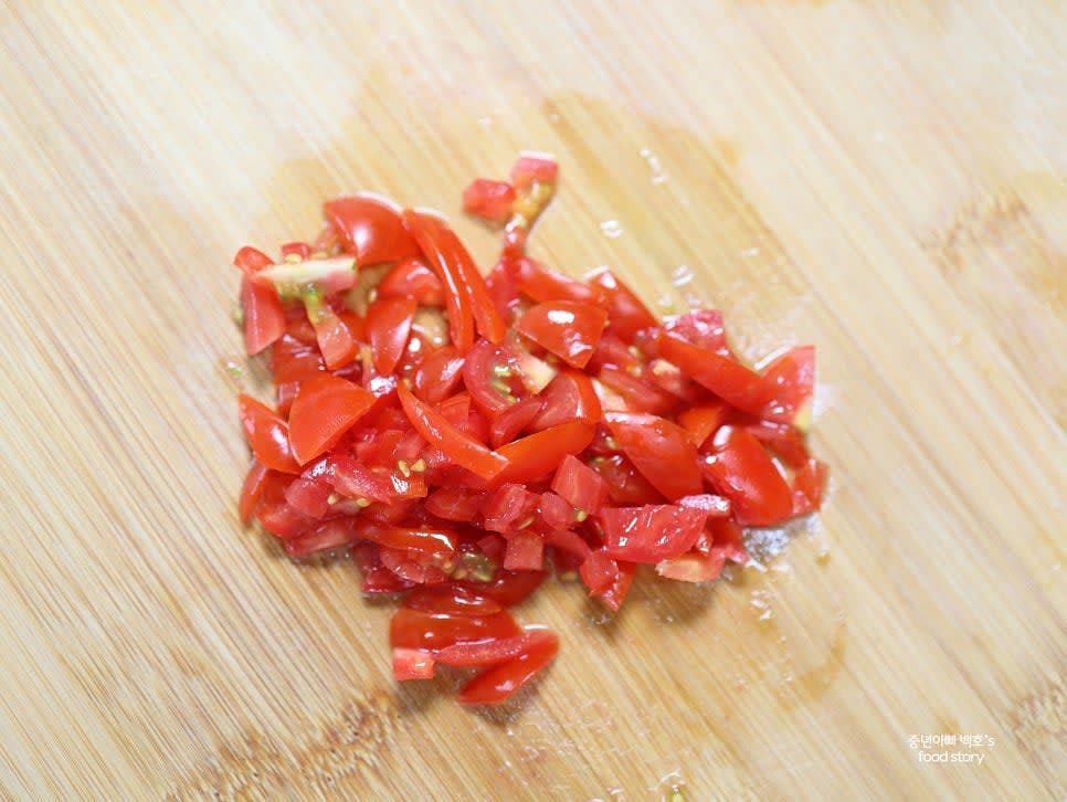 방울토마토, 양파, 오이를 잘게 썰어 각각 2T씩 준비합니다.