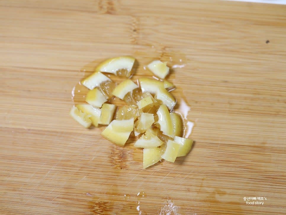 레몬청 2조각을 얇게 썰어 준비합니다.