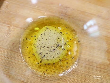 큰 그릇에 올리브오일 2T, 레몬즙 2T, 소금과 후추를 약간 넣고 섞습니다.