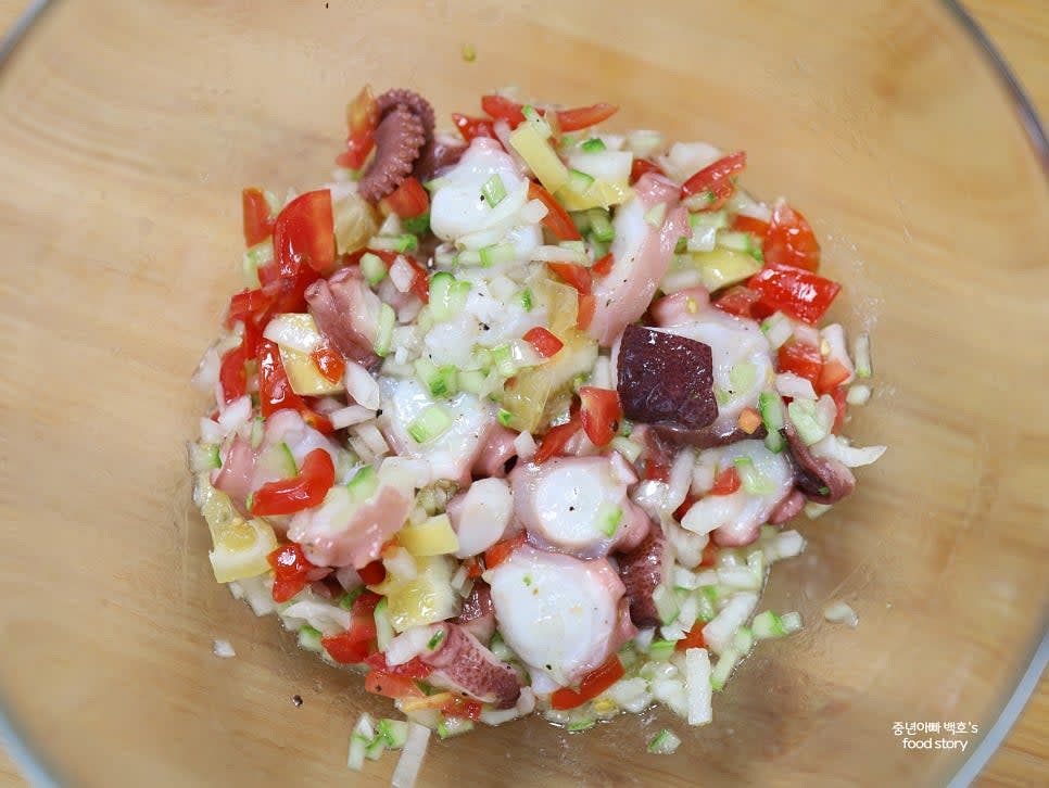 썰어 놓은 문어, 방울토마토, 양파, 오이, 레몬청을 그릇에 넣고 골고루 섞어줍니다.