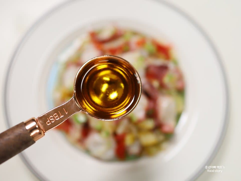 그릇에 문어와 채소를 예쁘게 담고 트러플 올리브오일 1T를 뿌려줍니다.