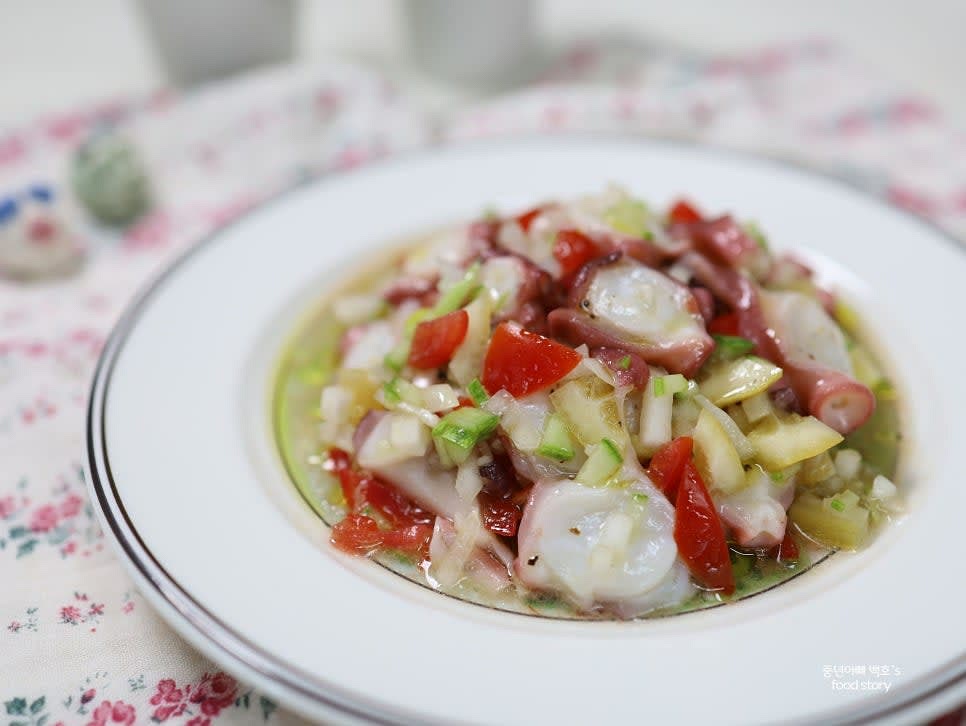 시원하게 플레이팅하여 서빙합니다.