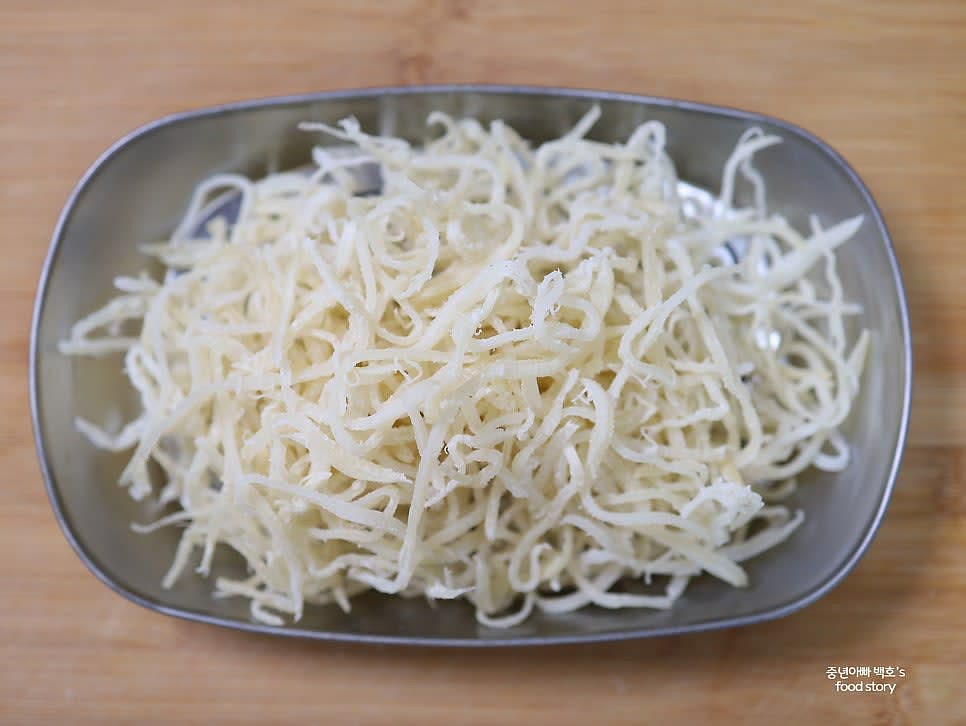 백진미채를 3~4cm 길이로 잘라 준비합니다.