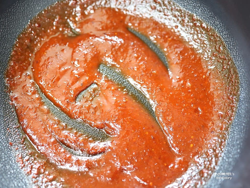 양념이 고르게 섞이면 약불에서 설탕이 녹을 때까지 살짝 끓여줍니다. 타지 않도록 주의하세요.