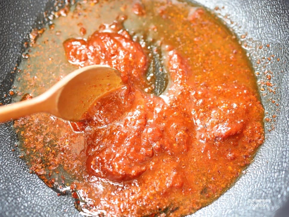 팬에 고춧가루 1스푼, 황설탕 1스푼, 물엿 1스푼, 고추장 1스푼을 넣고 물 약간을 더해 약불에서 잘 섞어줍니다.