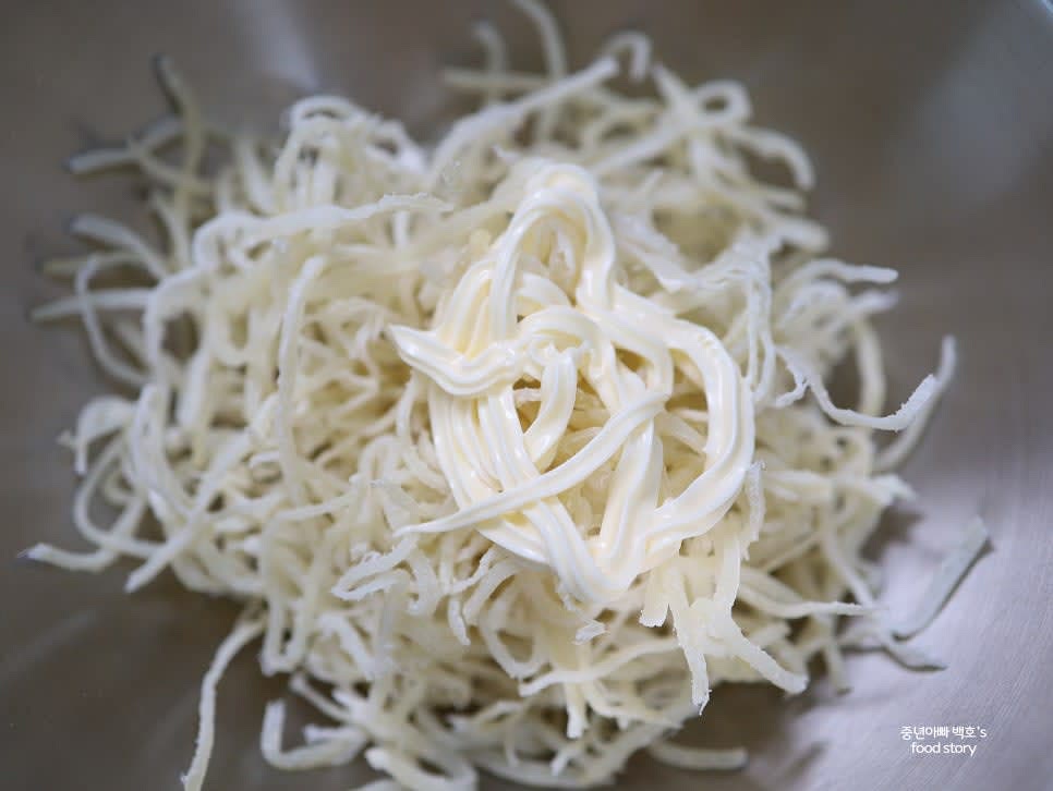 다른 그릇에 백진미채를 담고 마요네즈 2스푼을 넣어 부드럽게 코팅합니다.