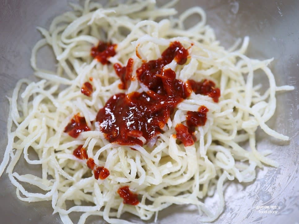 코팅된 진미채에 양념 소스를 2/3 정도 먼저 넣고 조물조물 무쳐줍니다.