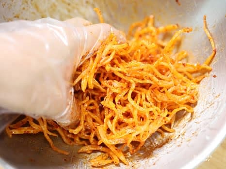 남은 양념 소스를 추가로 넣어가며 맛을 조절합니다.