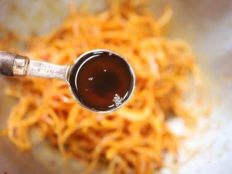 참기름 1스푼을 넣고 골고루 섞은 후 통깨를 뿌려 완성합니다.