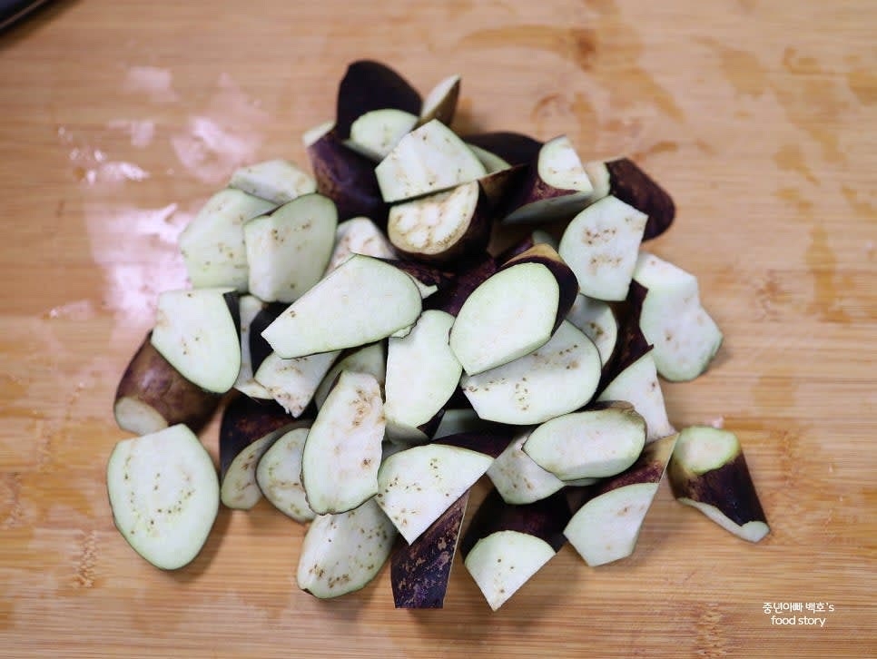 가지를 어슷하게 돌려 깎아 큼직하게 썰어 준비합니다.