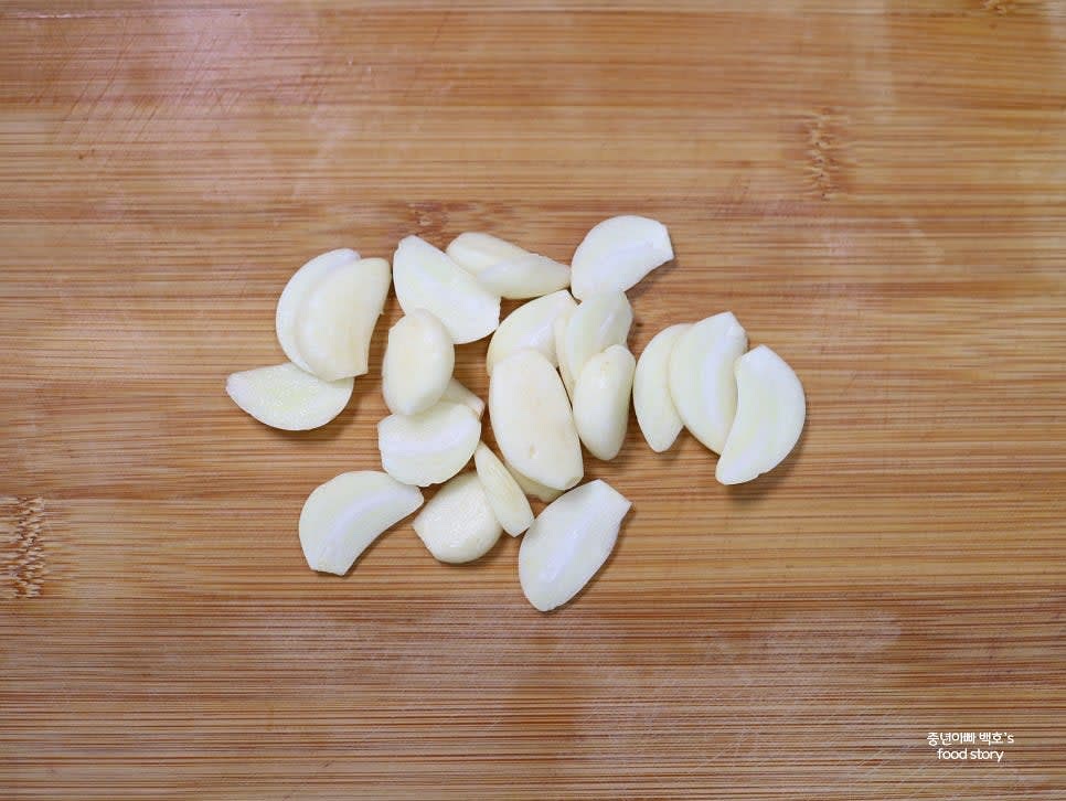 통마늘은 큰 것은 2~3조각으로 자르고, 양파는 네모 형태로, 대파와 청양고추는 어슷하게 썰어 준비합니다.