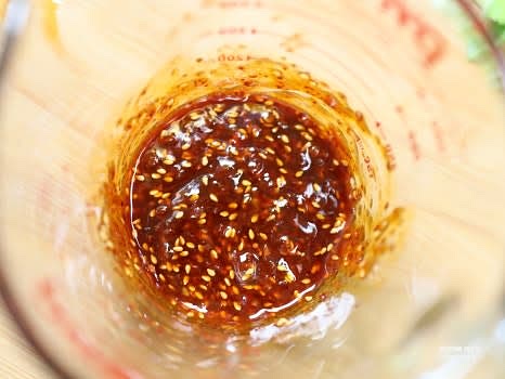 고추기름 3스푼, 진간장 1/2스푼, 굴 소스 1.5스푼, 두반장 1.5스푼, 고춧가루 1스푼, 알룰로스 1/2스푼, 통깨를 섞어 양념을 만듭니다.