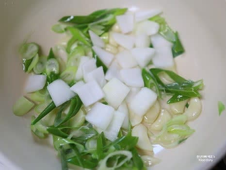 양파를 넣고 색이 투명해질 때까지 볶아줍니다.