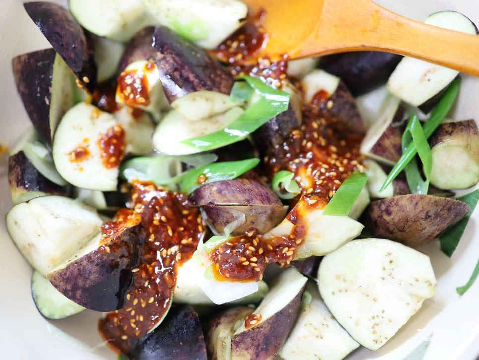 가지를 넣고 가볍게 섞은 뒤, 미리 만들어둔 양념의 절반에서 2/3 정도를 넣고 골고루 볶아줍니다.