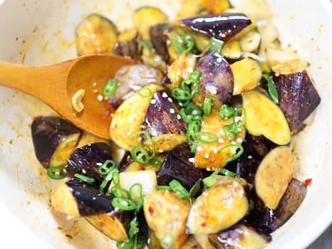 청양고추를 넣고 재료가 고르게 섞이도록 더 볶아줍니다. 필요에 따라 남은 양념을 추가합니다.