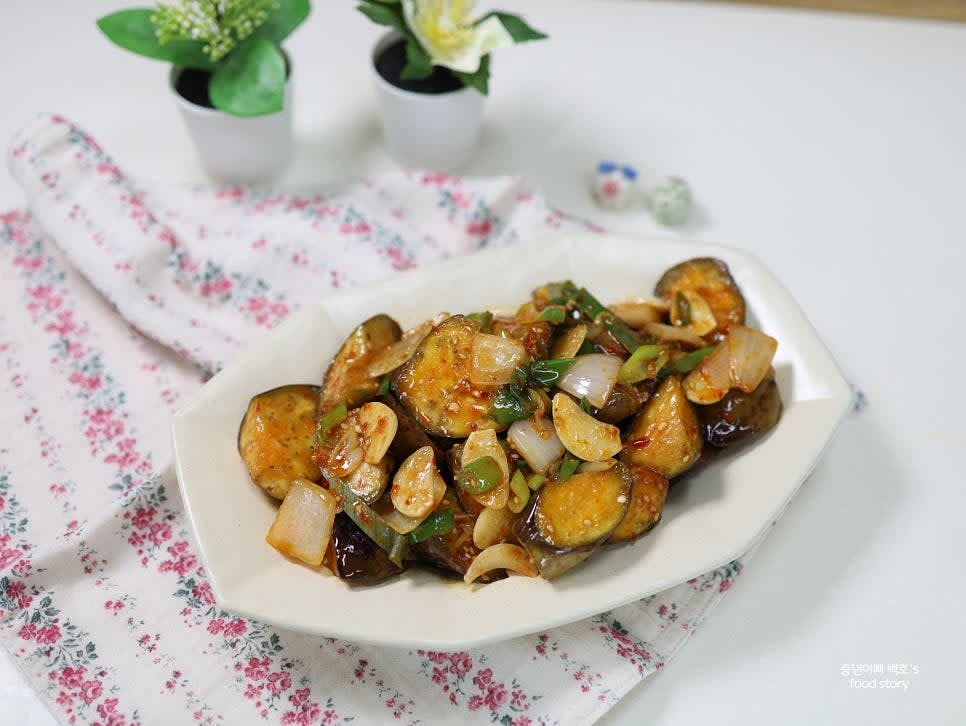 완성된 가지볶음을 그릇에 담고 중화풍의 매콤한 가지볶음을 즐깁니다.